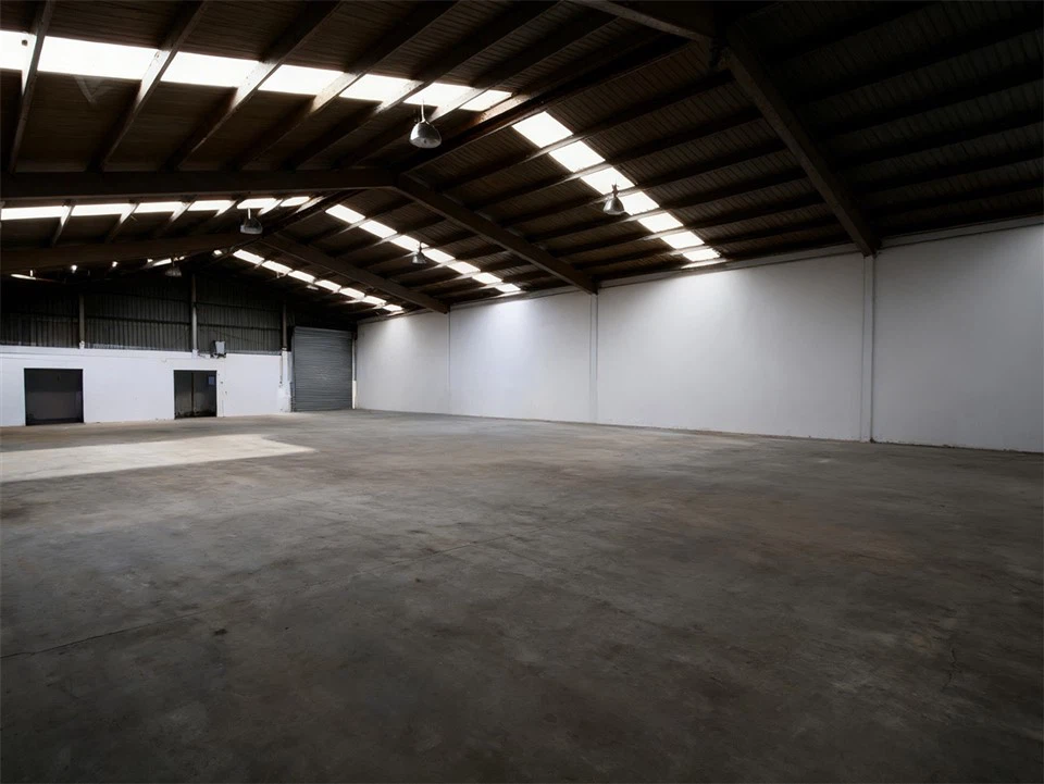 clear-span-steel-warehouse-interior-steel-beams